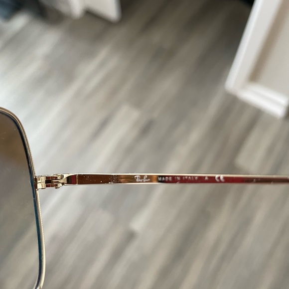 Lightly worn RAY-BANRB1971 SQUARE 1971 CLASSIC